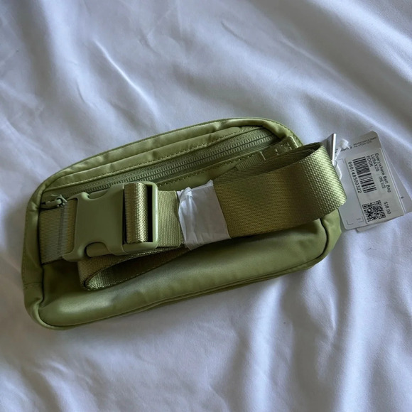 🆕💚 Lululemon Everywhere Belt Bag - Edamame Green - Picture 6 of 7